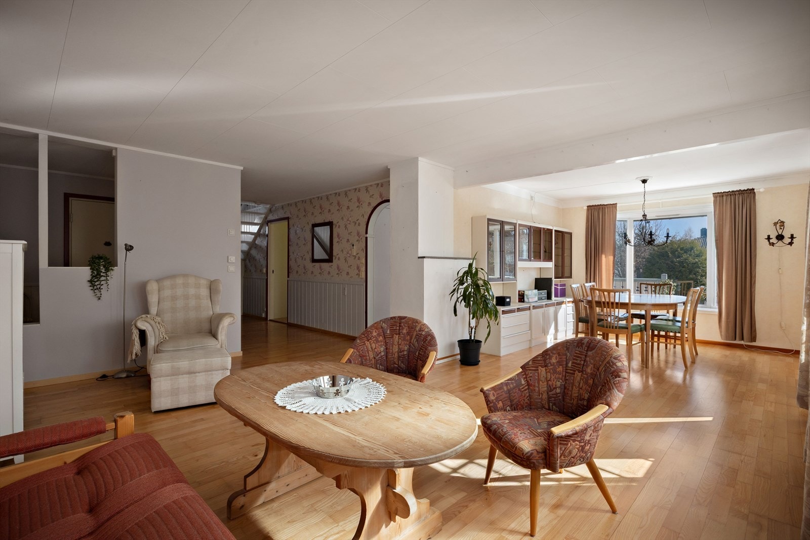 Stor stue med flott spiseplass. Galleribilde