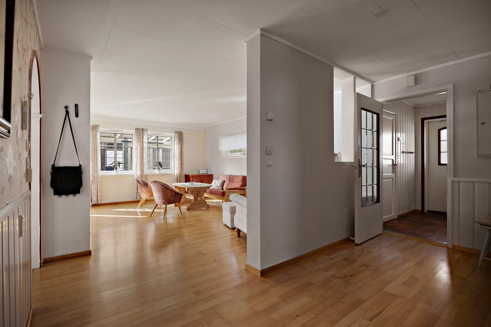 Romslig hall. Galleribilde