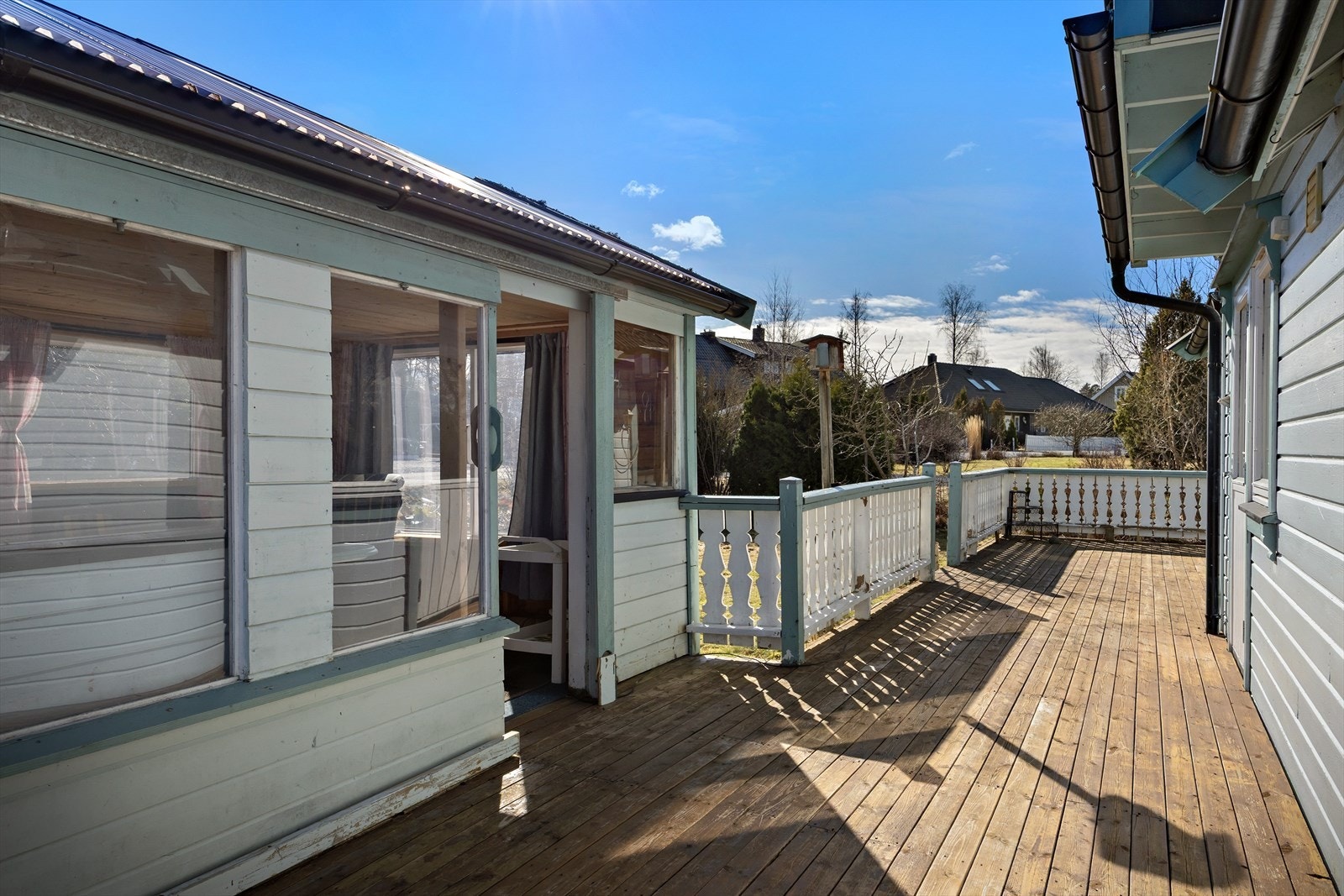 Fra kjøkkenet er det adkomst til stor og solrik terrasse med utestue. Galleribilde