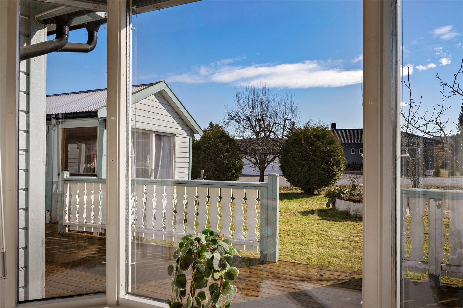 Stort vindu i spisestuen gir godt med lysinnslipp. Galleribilde