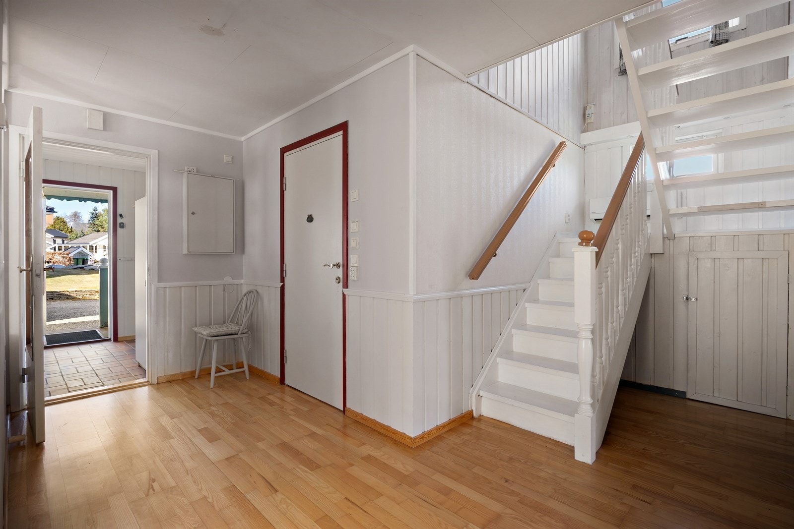 Varmepumpe er praktisk plassert i trappeløp og sørger for jevn varme i hele huset. Galleribilde