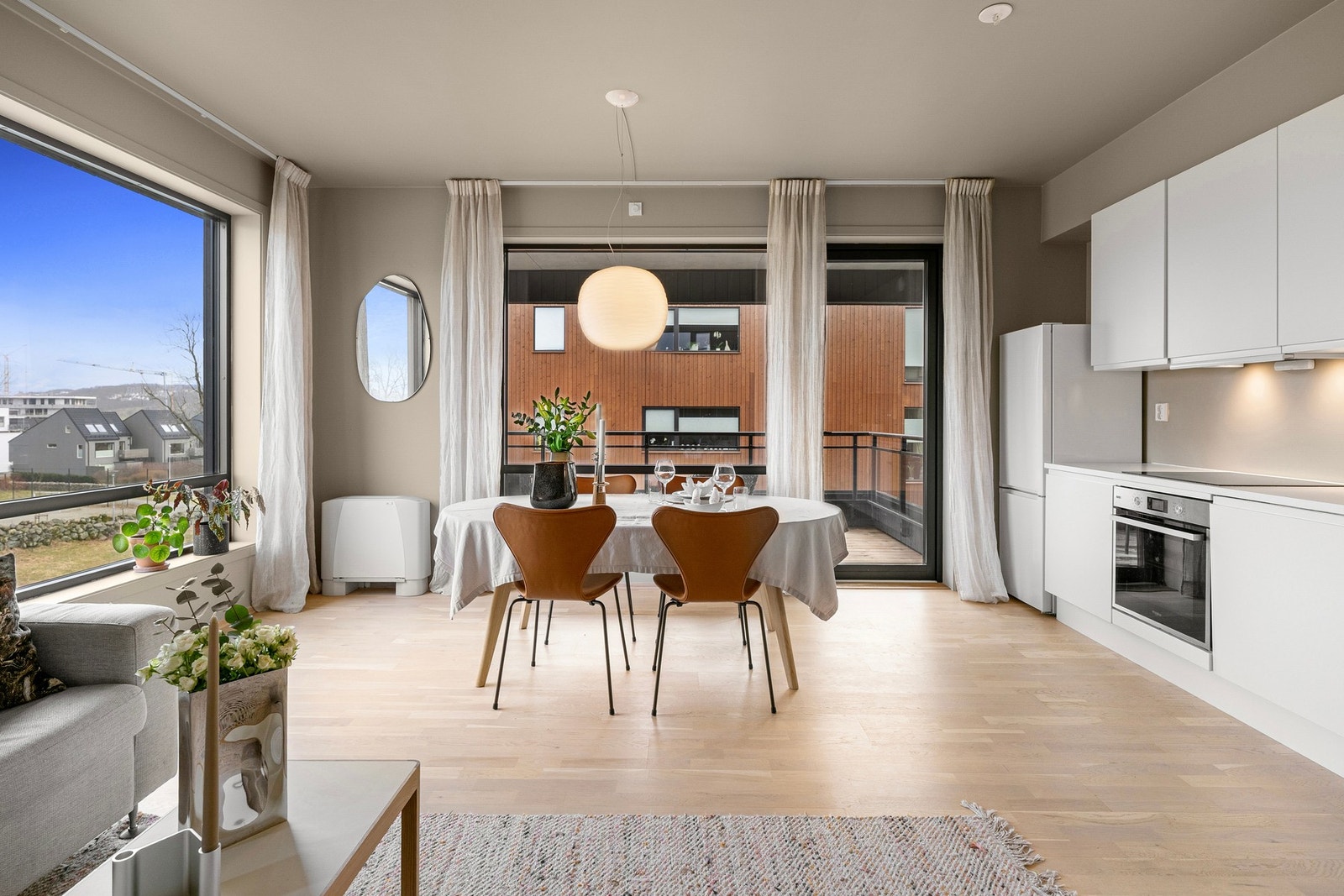 Stuen ligger i åpen løsning med kjøkkenet og danner et romslig og sosialt allrom Galleribilde