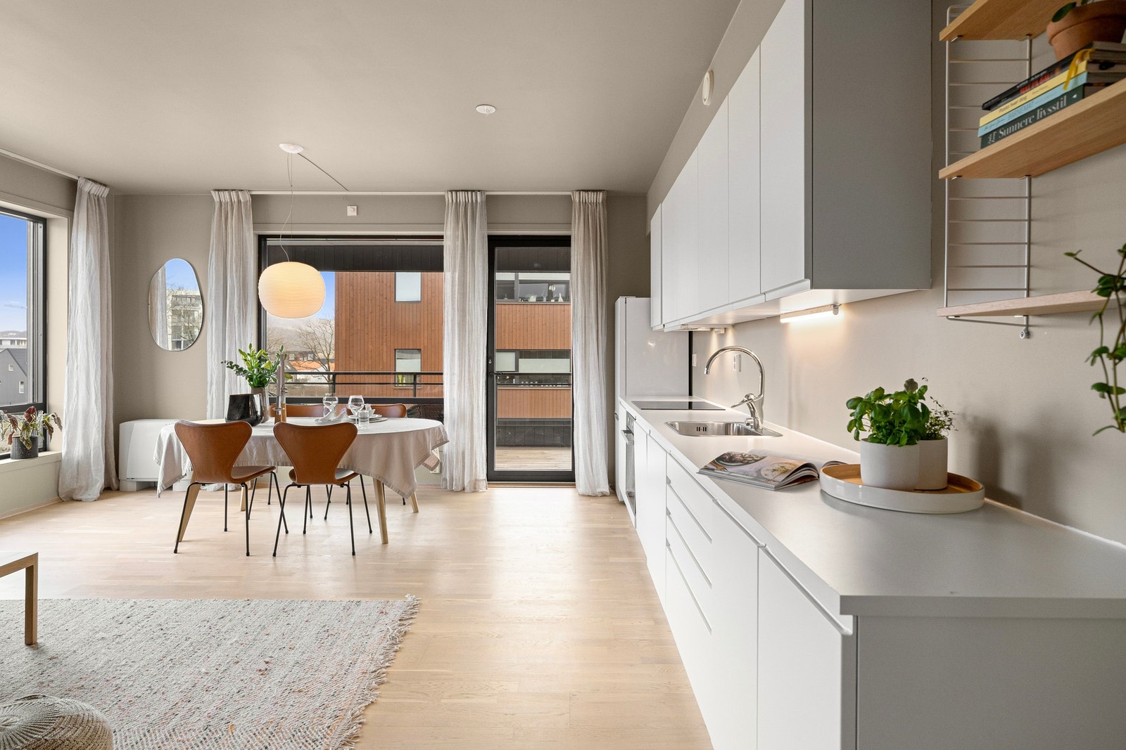 Den hvite laminatbenkeplaten gir rikelig med arbeidsplass og passer godt inn i det lyse helhetsinntrykket. Galleribilde