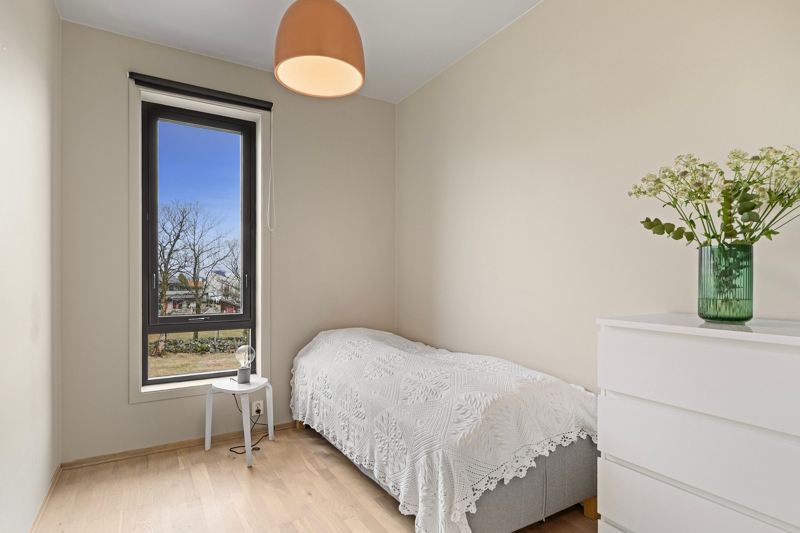 Soverom nummer to er et allsidig rom som passer utmerket som barnerom, gjesterom eller hjemmekontor, og gir deg fleksibilitet til å tilpasse boligen etter dine behov. Galleribilde