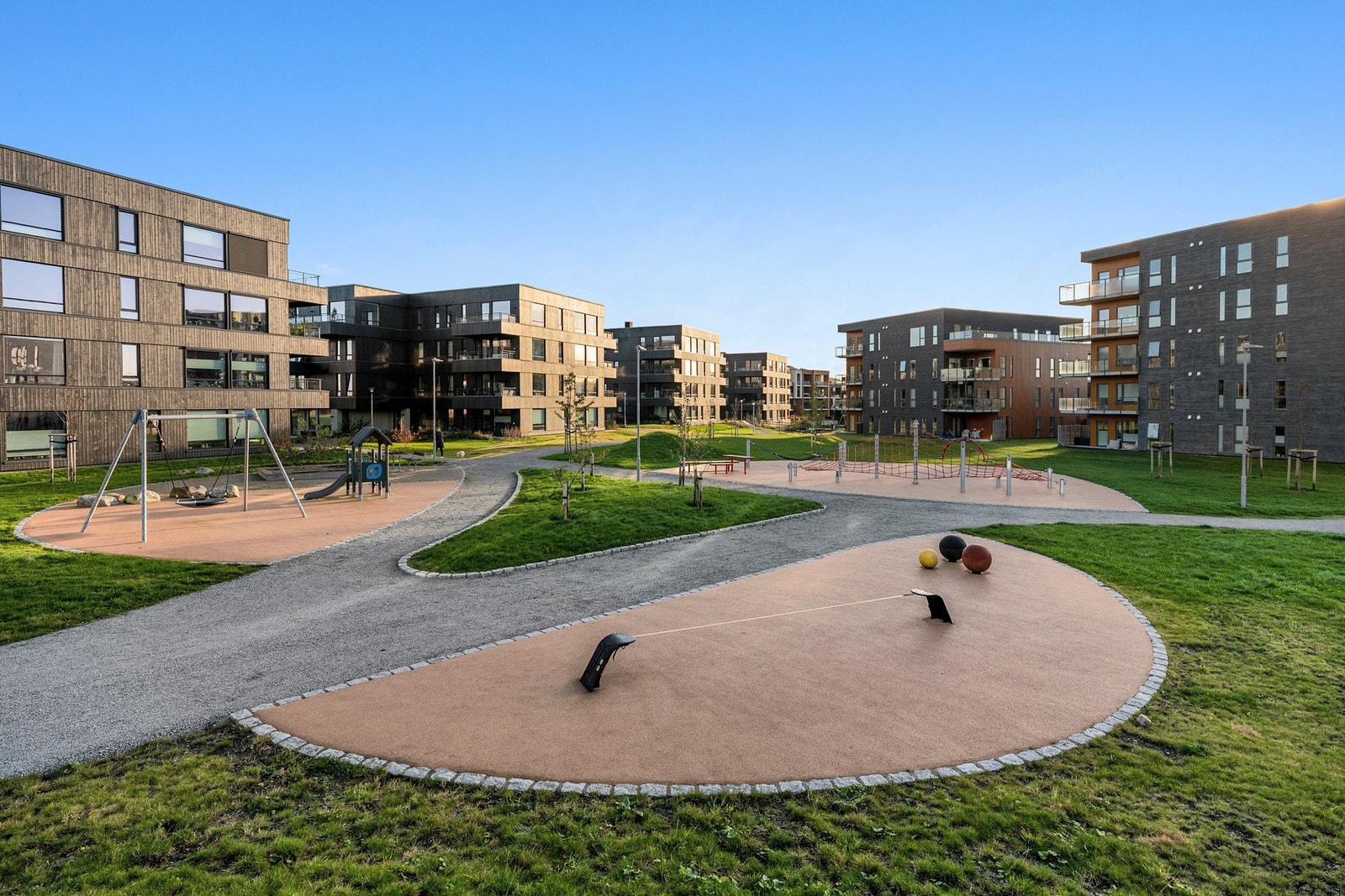 Dette er et nyere boligfelt med nydelige grøntområder, og med friområde rett utenfor boligen som gir en ekstra nærhet til naturen i hverdagen. Galleribilde