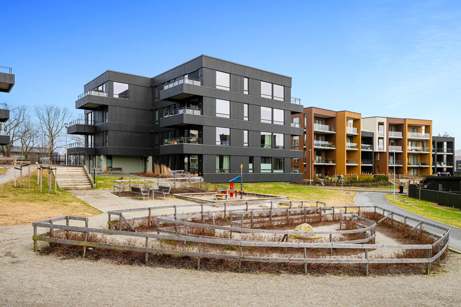 En moderne og innbydende leilighet fra 2022, beliggende i et attraktivt og barnevennlig område på Sørbøhagane. Galleribilde