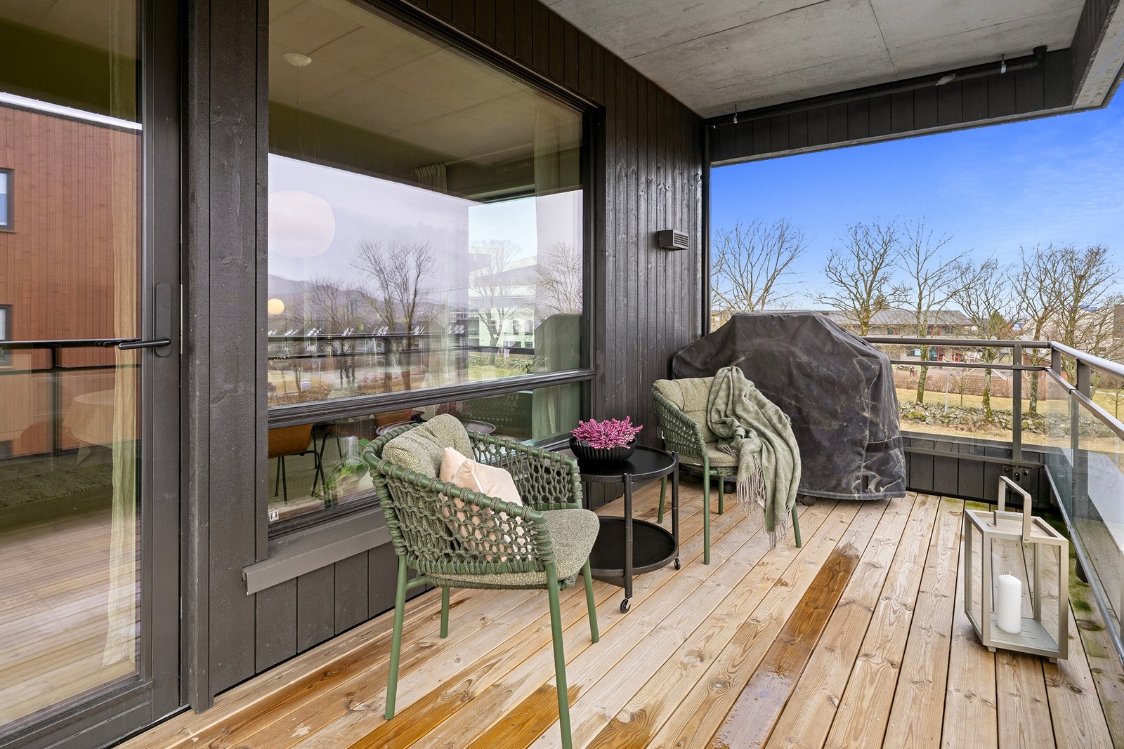 Her kan du nyte deilig morgen- og formiddagssol - perfekt for en rolig start på dagen med kaffe eller lunsj. Galleribilde