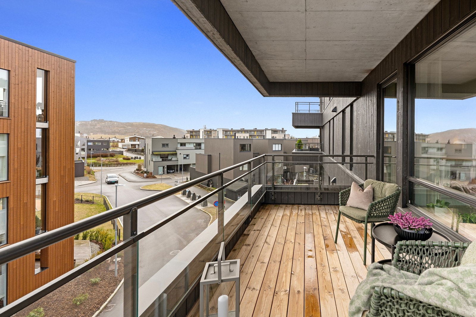 Balkongen har god plass til utemøbler og innbyr til avslappende stunder i skjermede og trivelige omgivelser. Galleribilde