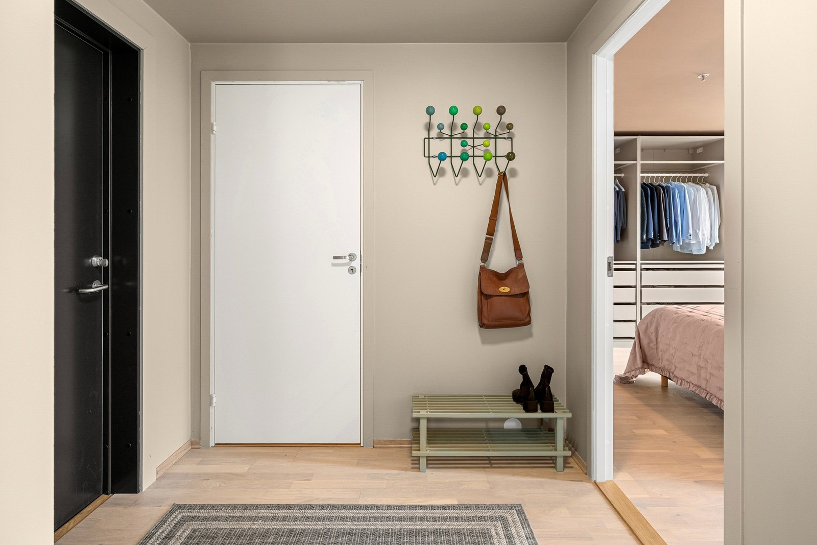 Innenfor døren blir du møtt av en romslig og innbydende entré som gir et svært godt førsteinntrykk av boligen. Galleribilde