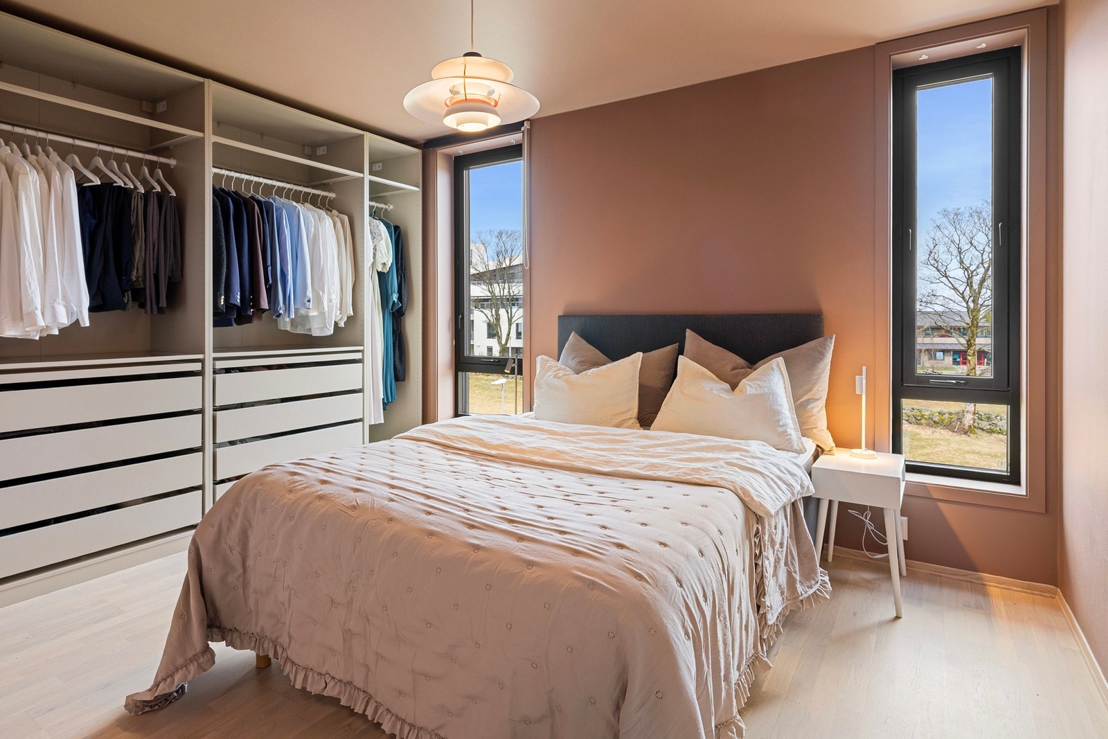 Leiligheten byr på to romslige og innbydende soverom, begge med god plass til seng, nattbord og øvrig møblement. Galleribilde