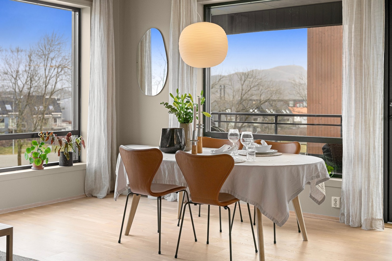 Utsyn mot grøntområdet utenfor gir en ekstra ro i rommet. Galleribilde