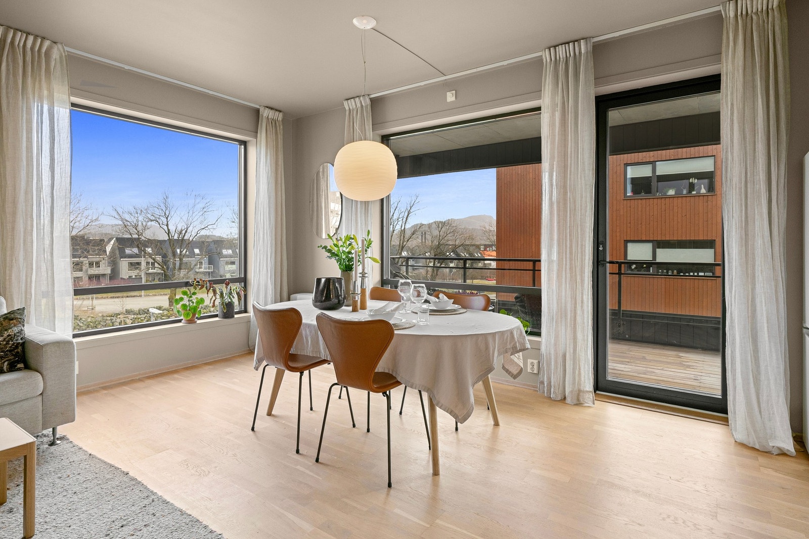 Fra allrommet er det direkte utgang til balkongen. Galleribilde