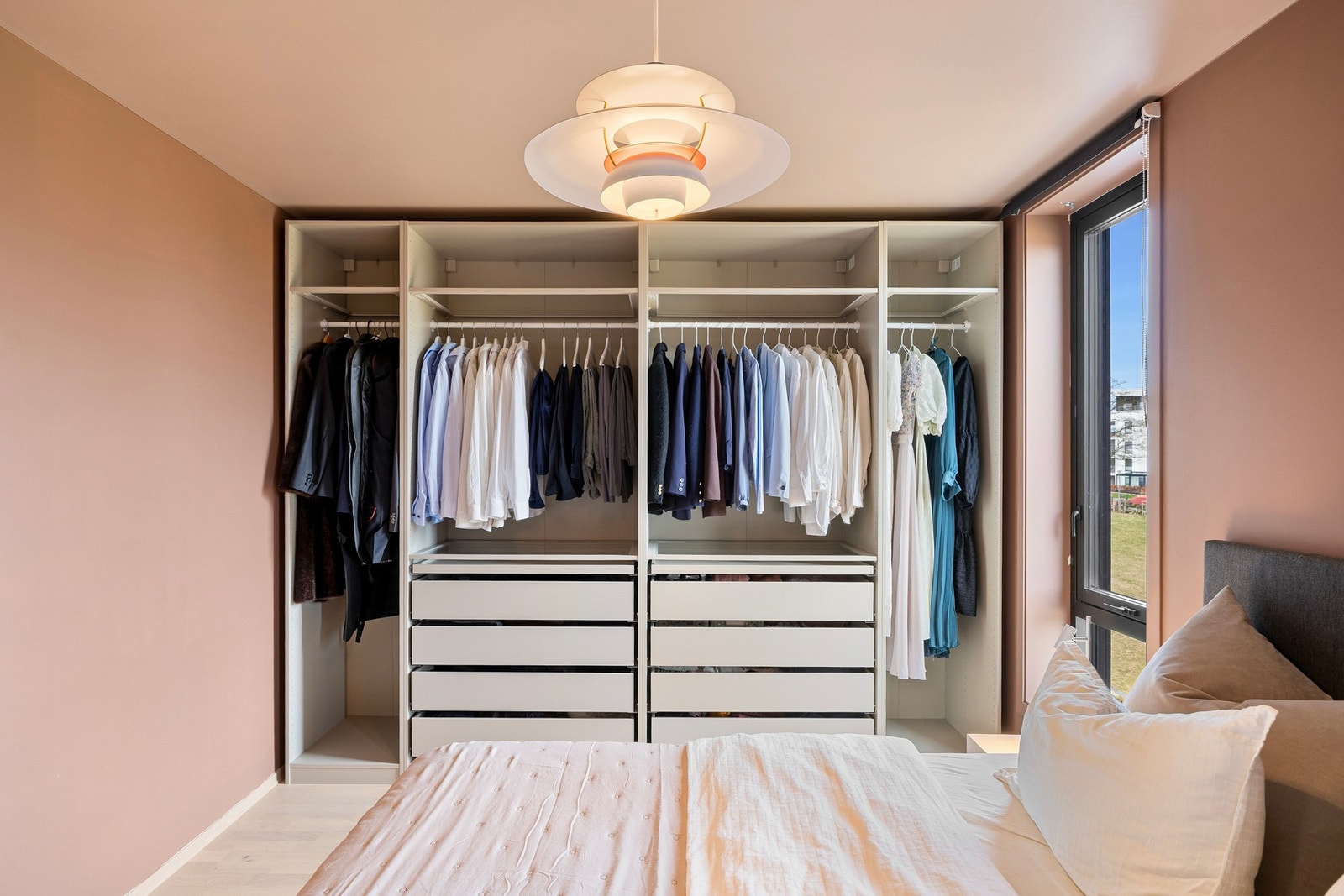 Hovedsoverommet har en praktisk garderobeløsning med Pax-skap som gir rikelig med oppbevaringsplass. Galleribilde