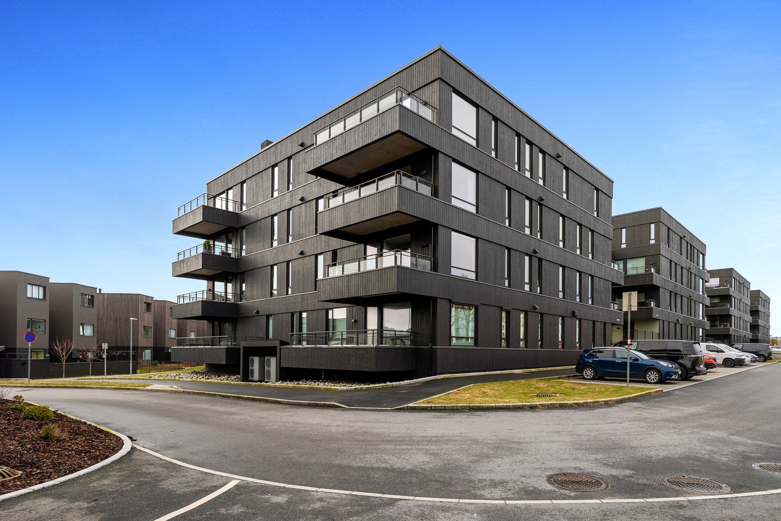 Eiendommen ligger i et meget barnevennlig bomiljø på Sørbøhagane. Galleribilde