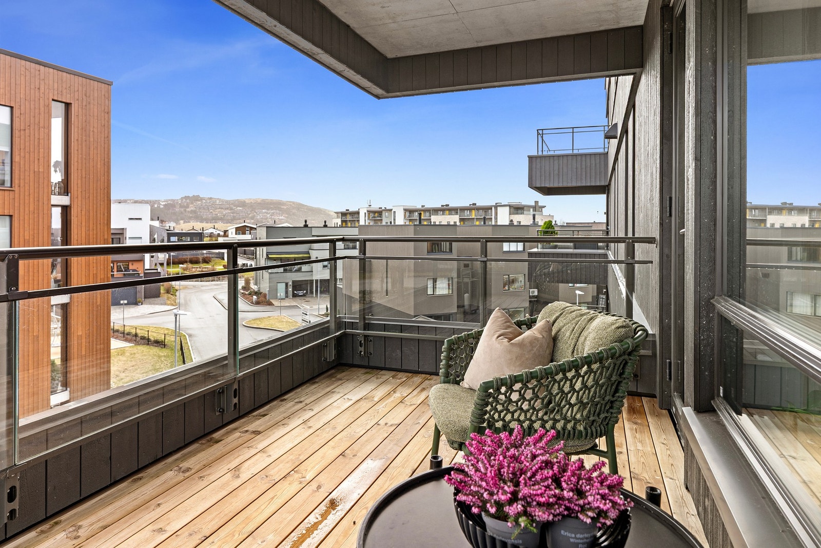 Fra stuen er det utgang til en solrik og romslig balkong på ca. 10 kvm. Galleribilde