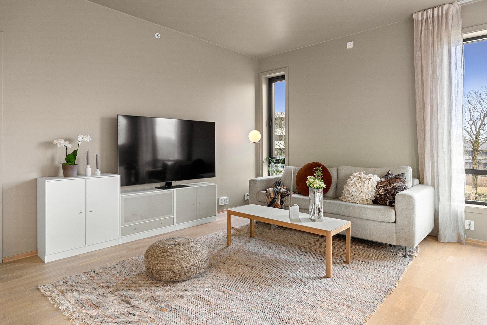 Her er det god plass til både sofagruppe og spisebord. Galleribilde