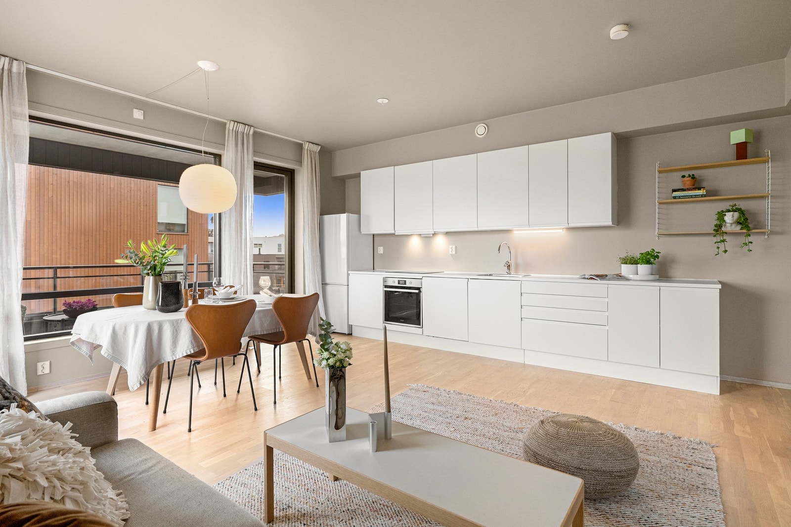 Kjøkkenet er oppgradert med utvidet benkeplass og byr på svært gode oppbevaringsmuligheter i både skap og skuffer, blant annet med høye overskap. Galleribilde