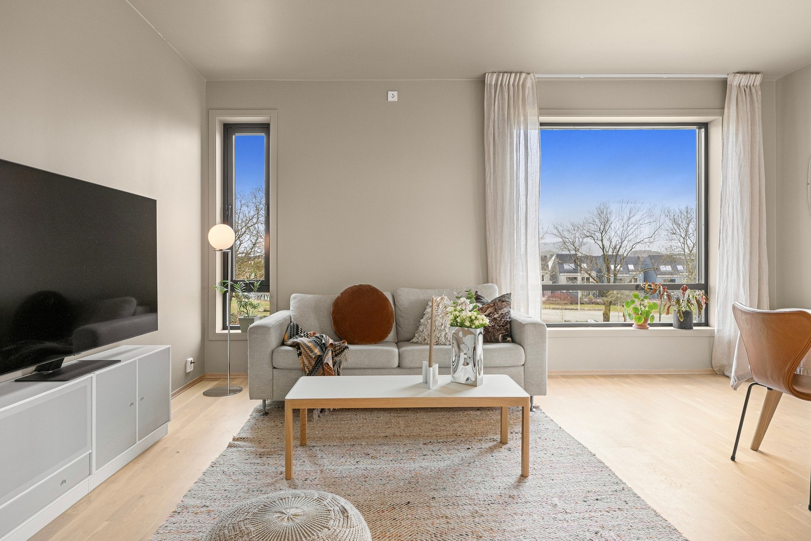 Den ekstra takhøyden og de store vindusflatene slipper inn rikelig med naturlig lys og gir rommet en luftig og innbydende atmosfære. Galleribilde