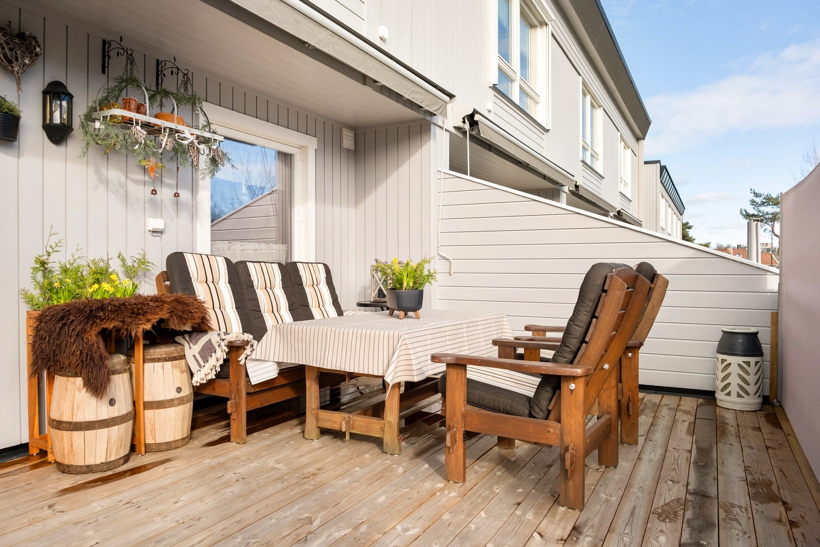 Skjermet og solrik terrasse med god plass til sittegruppe - perfekt for hyggelige uteopphold Galleribilde