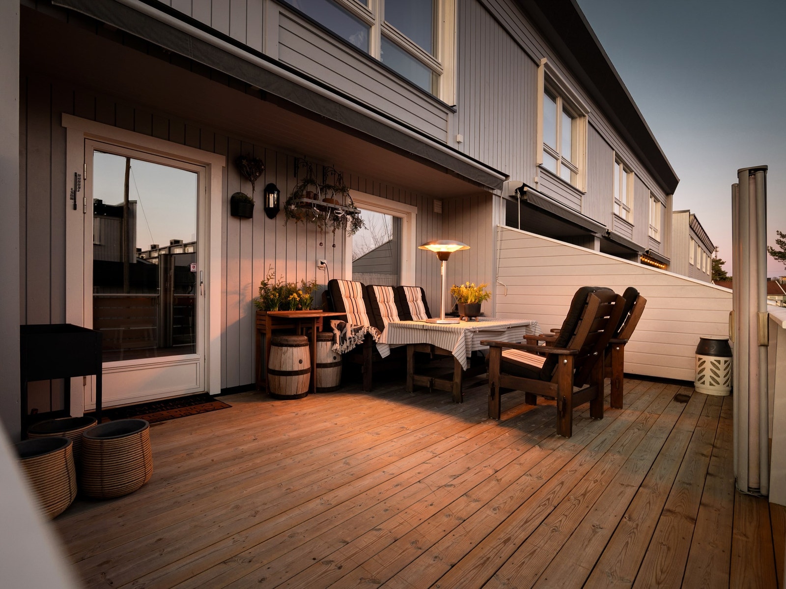 Stor og innbydende terrasse med god plass til sittegruppe - perfekt for lange sommerkvelder og hyggelige sammenkomster. Galleribilde