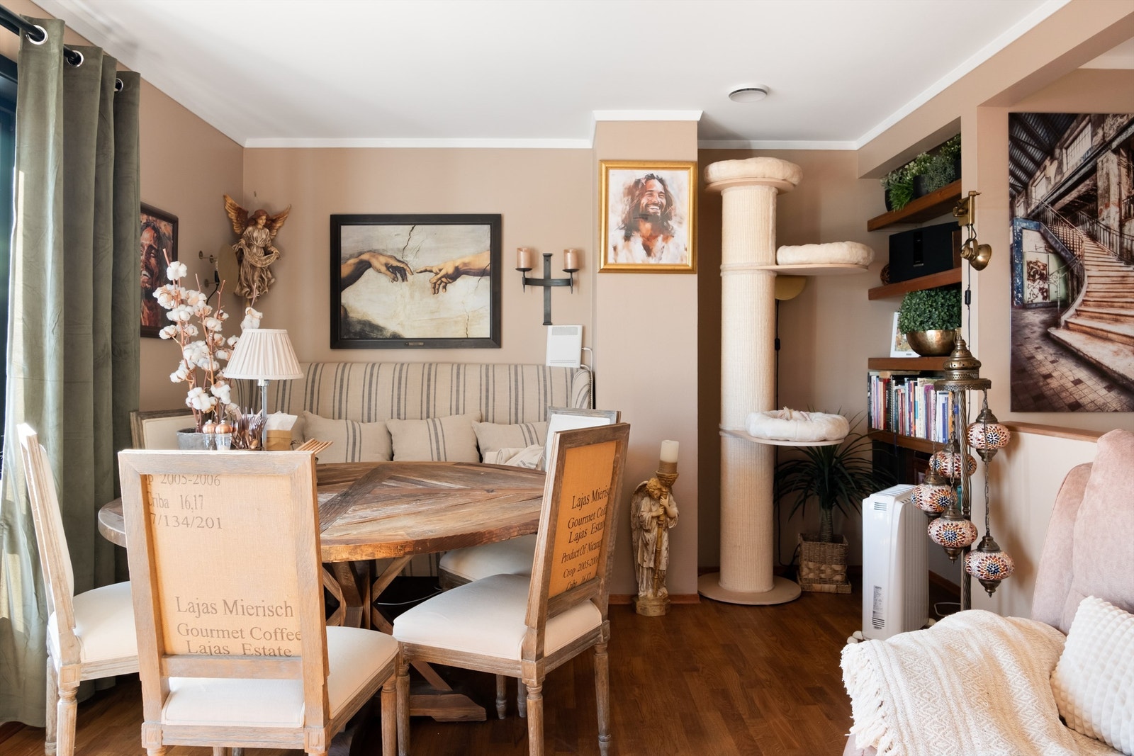 Innbydende spisestue med plass til familie og gjester - en lun og sosial sone i boligen. Galleribilde