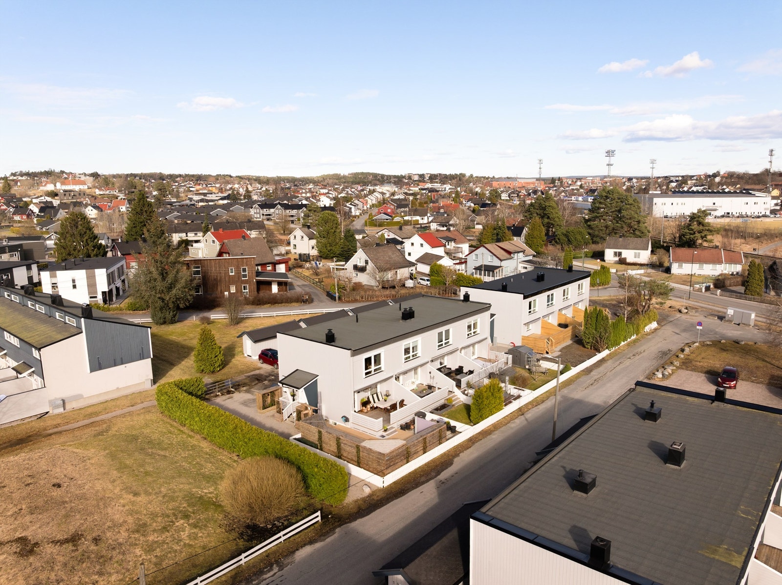 Attraktiv beliggenhet i etablert boligområde med kort vei til sentrum, skole og fasiliteter Galleribilde