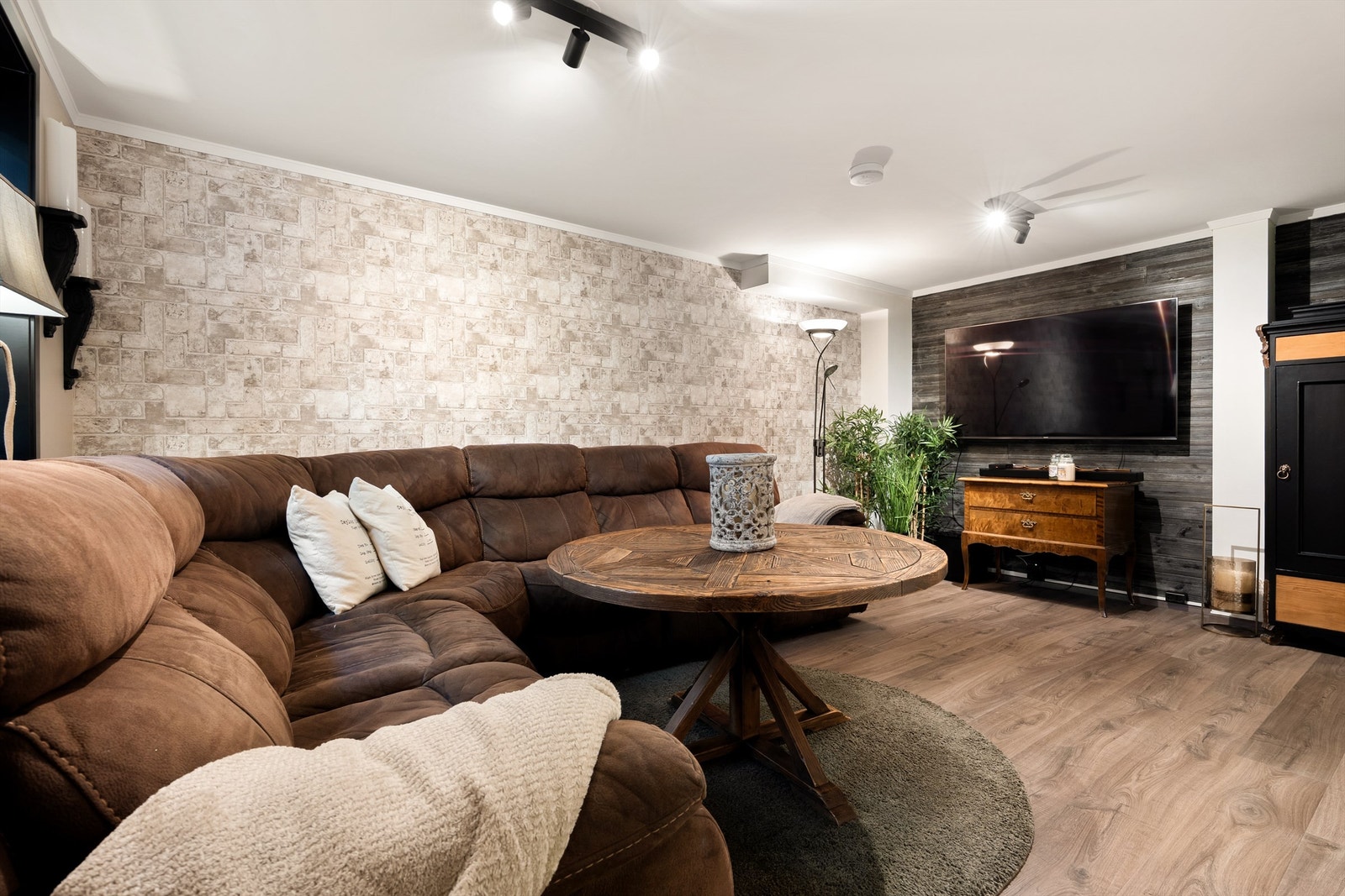 Romslig og innbydende sofastue i underetasjen med god plass til hele familien - perfekt som TV-stue eller ekstra oppholdsrom. Galleribilde