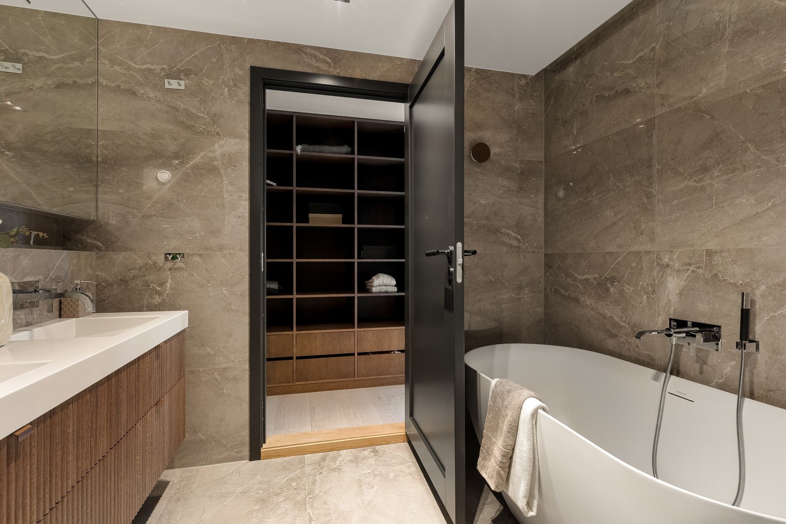 Leiligheten har to påkostede bad samt separat vaskerom. Alle våtrom ble renovert av fagfolk i 2021, med dokumentasjon tilgjengelig. Galleribilde