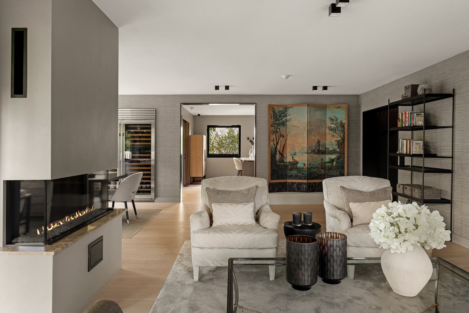 Et lunt og innbydende oppholdsrom med gulvvarme og en ny, stilren gasspeis. Galleribilde