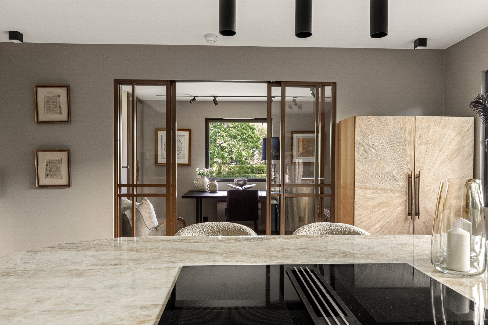 Her er det lagt til rette for sosiale sammenkomster med åpen kjøkkenløsning. Galleribilde