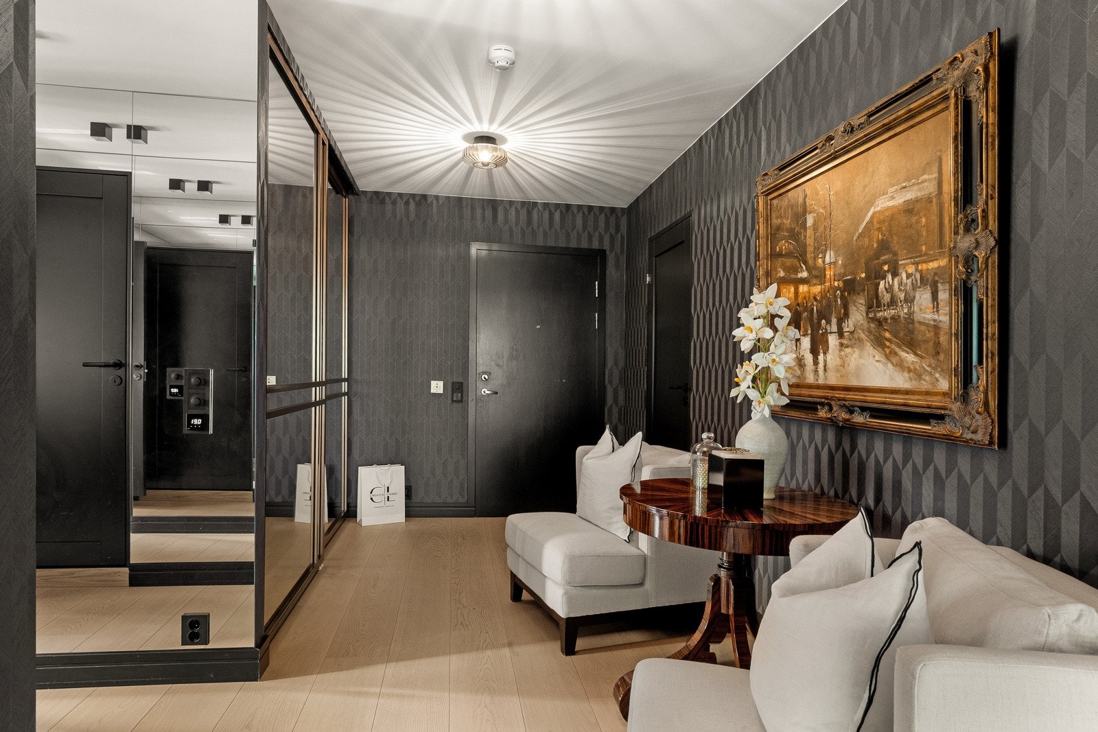 Entréen imponerer med 1-stavs eikeparkett fra Flotte Gulv, tekstiltapet fra Green Apple og speilflater som gir ekstra romfølelse. Galleribilde