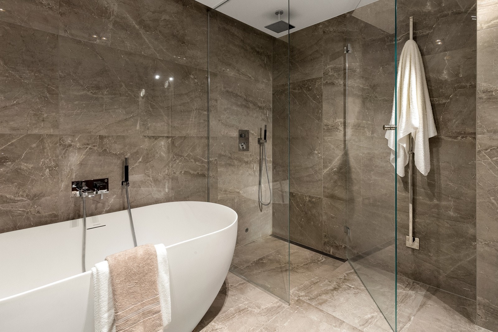 Masterbadet har Tapwell badekar med dusjløsning, separat dusjhjørne med regnfallsdusj og glassvegger. Galleribilde