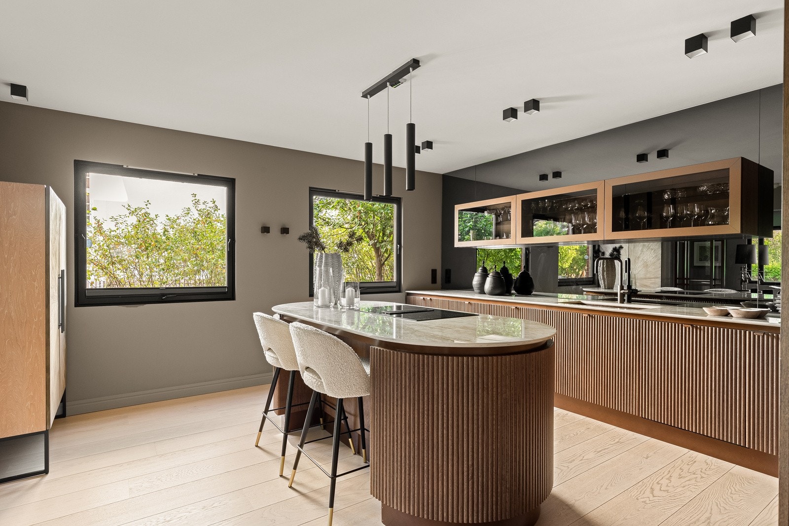 Kjøkkenet viser tydelig leilighetens eksklusivitet Galleribilde