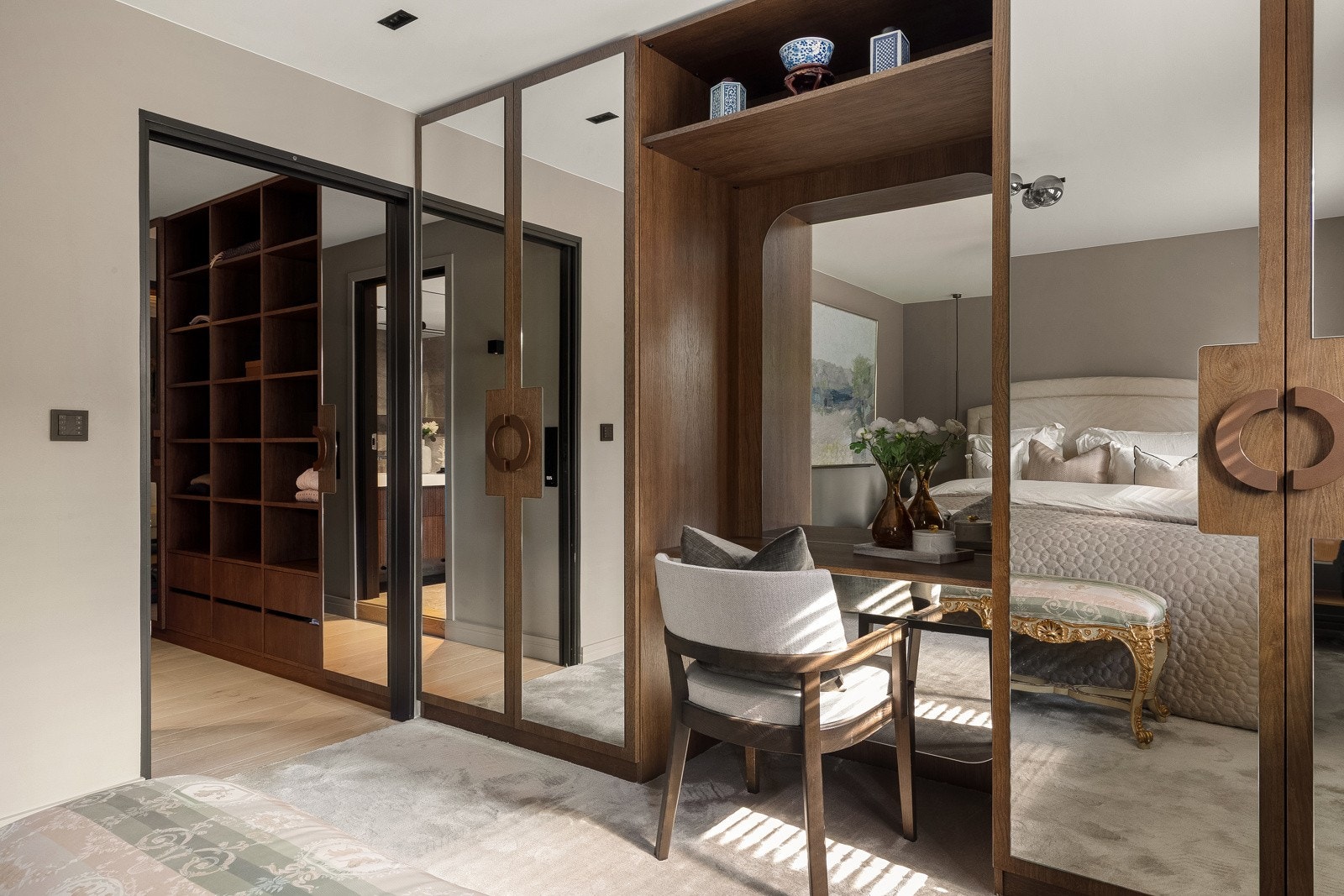 Tilknyttet masterdelen ligger et garderoberom med adkomst til bad. Her finner man vegg-til-vegg innredning med skapstammer, hyller og oppheng. Galleribilde