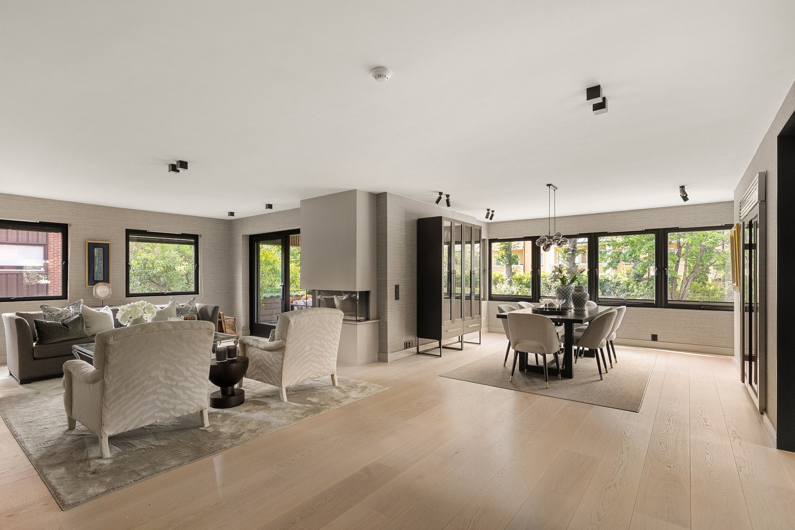 På gulvet ligger elegant 1-stavs eikeparkett fra Flotte Gulv, mens veggene er kledd i moderne tekstiltapet i dus gråtone. Galleribilde