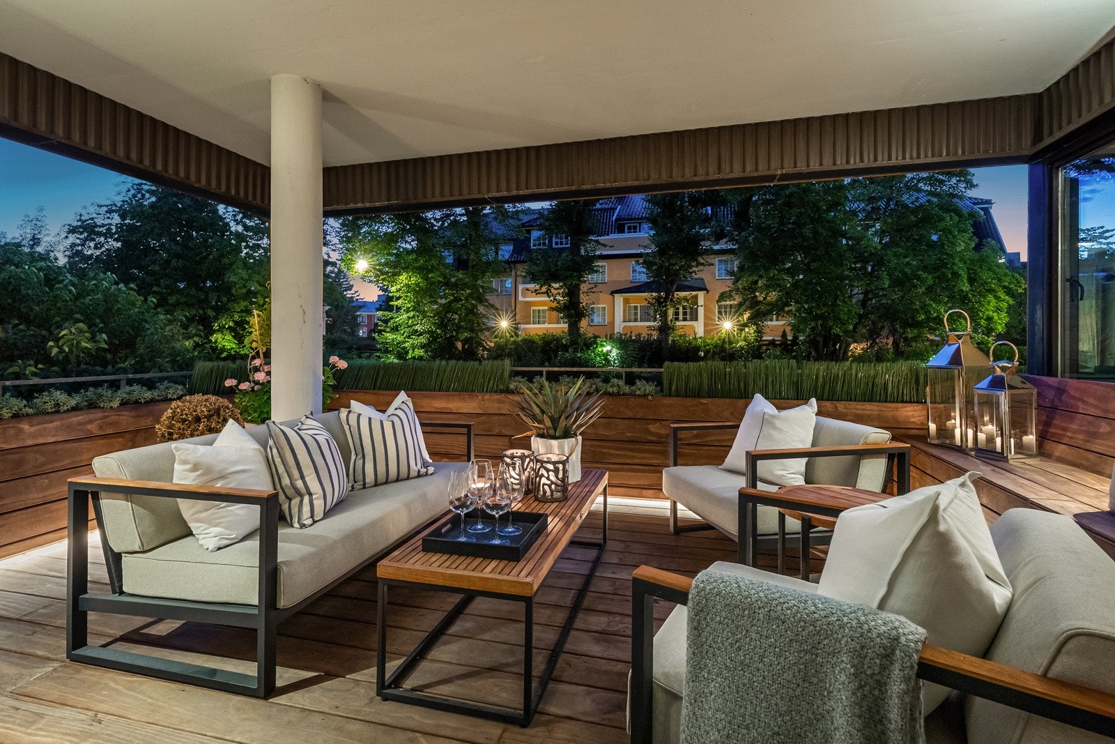 Fra stuen er det utgang til en sydvestvendt, overbygget balkong på ca. 10 kvm, opparbeidet med kebony terrassebord og sittebenk i eksklusiv Ipe. Galleribilde