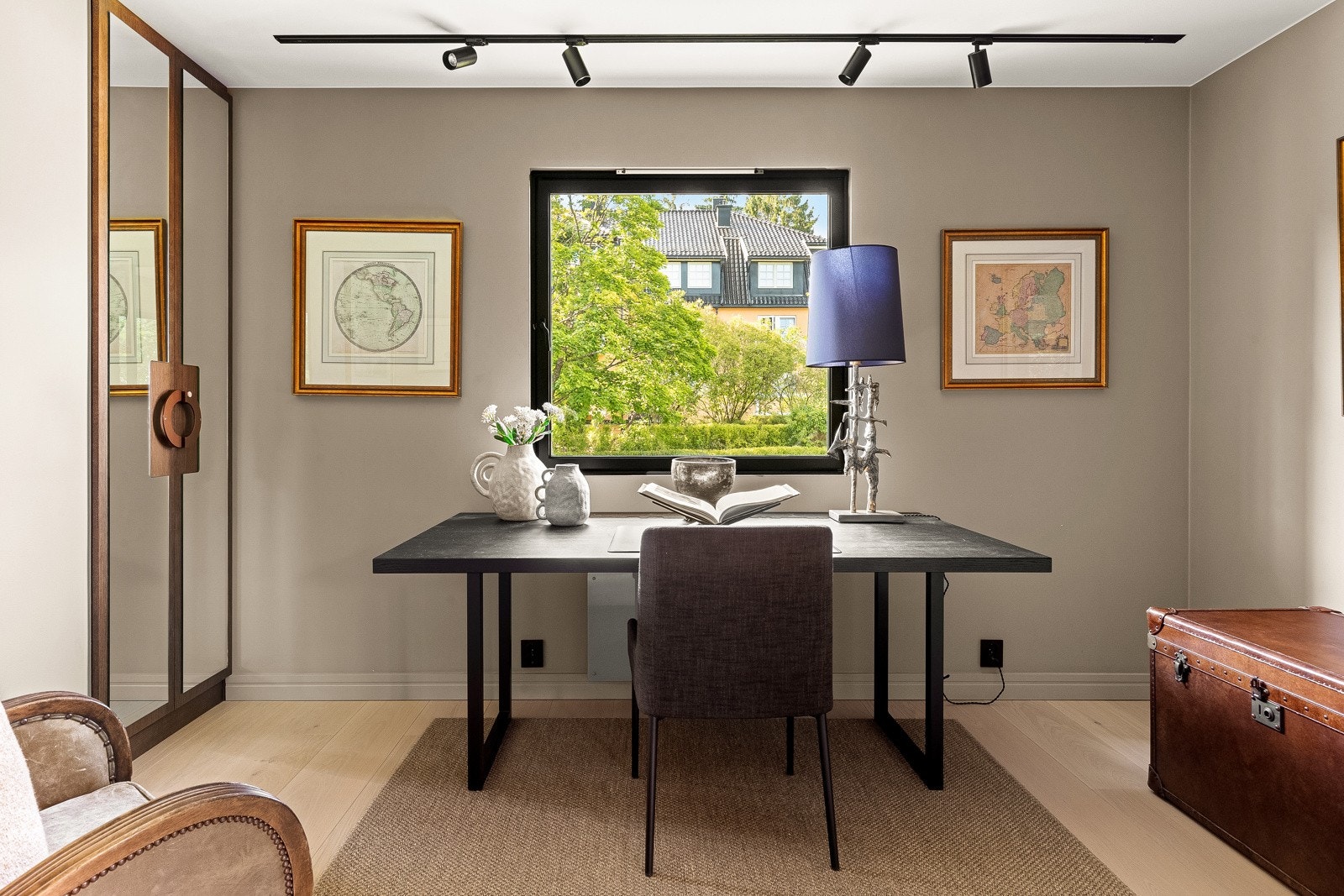 Rommet har 1-stavs eikeparkett med varme, god plass til kontorpult og en skreddersydd skapstamme med hyller og speilfronter. Galleribilde