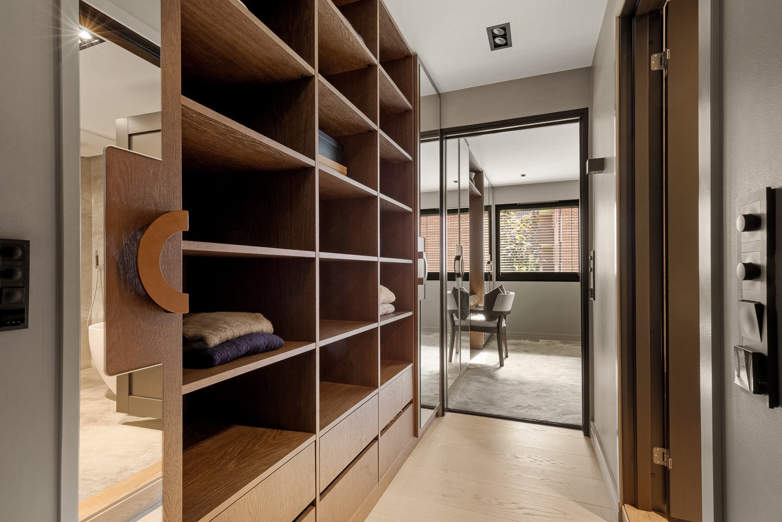 Garderoben består av to høyskap i hver ende og en midtstamme med sminke-/tv-bord i eik. Galleribilde