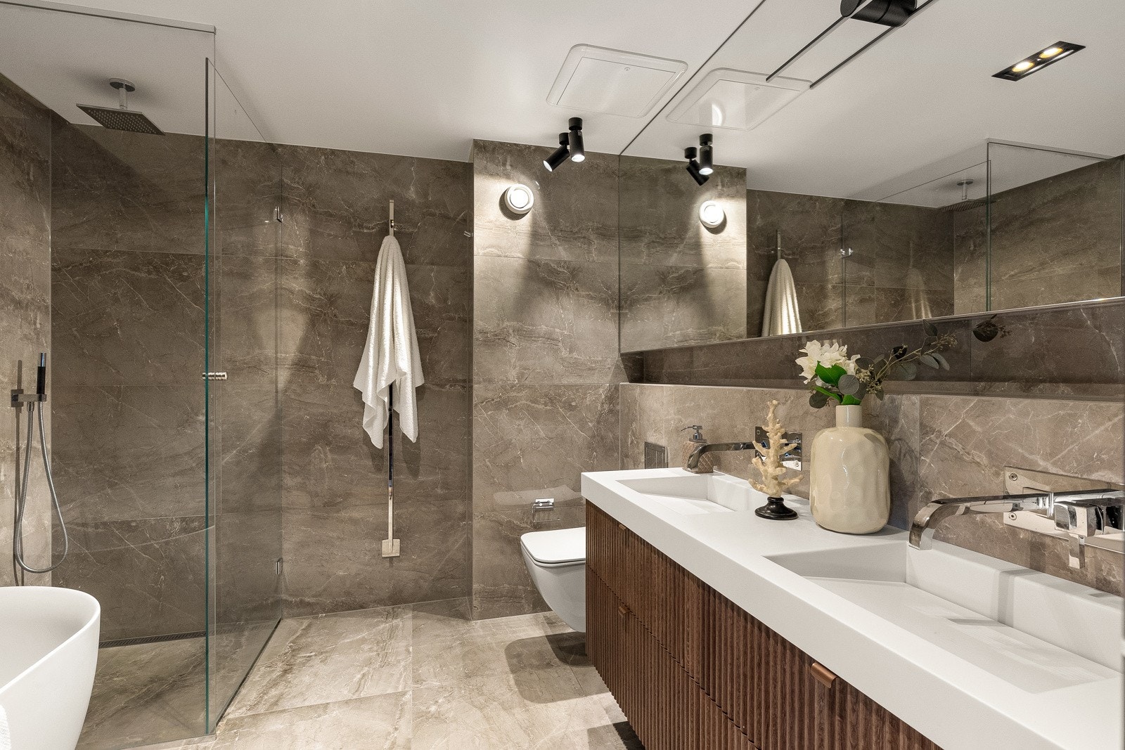 Masterbadet har Tapwell badekar med dusjløsning, separat dusjhjørne med regnfallsdusj og glassvegger. Galleribilde