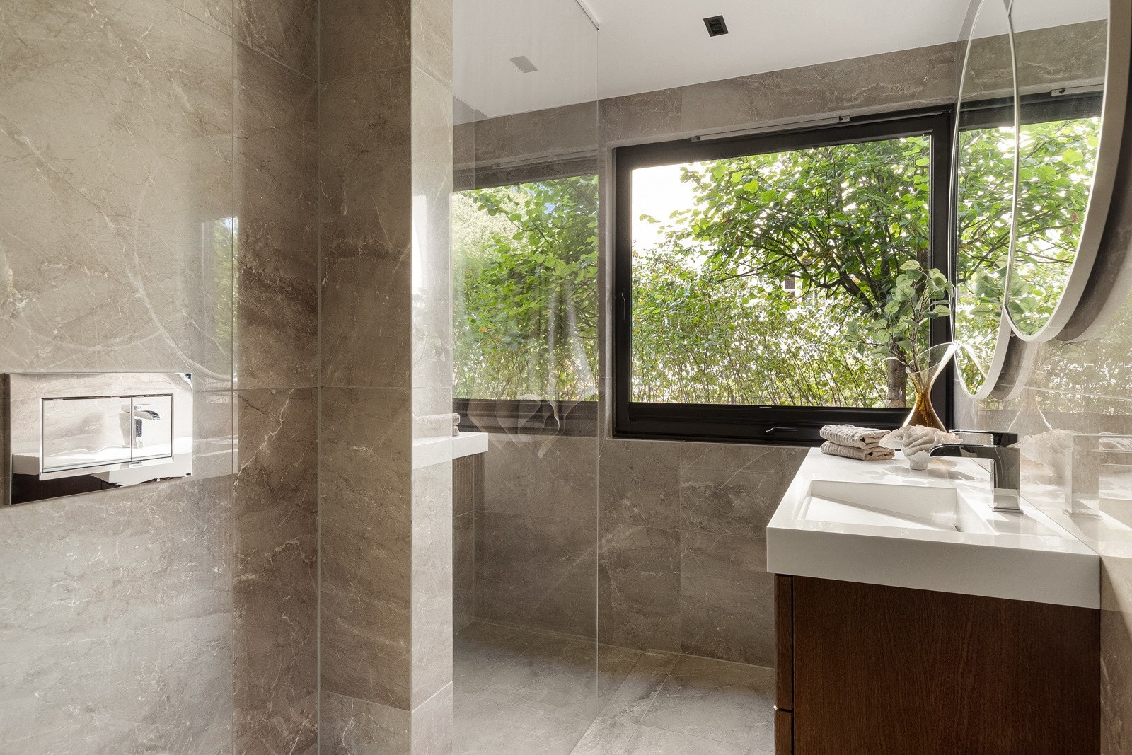 Vaskerommet er flislagt med gulvvarme og sluk, og utstyrt med utslagsvask, vaskemaskinopplegg og plass til tørketrommel. Galleribilde