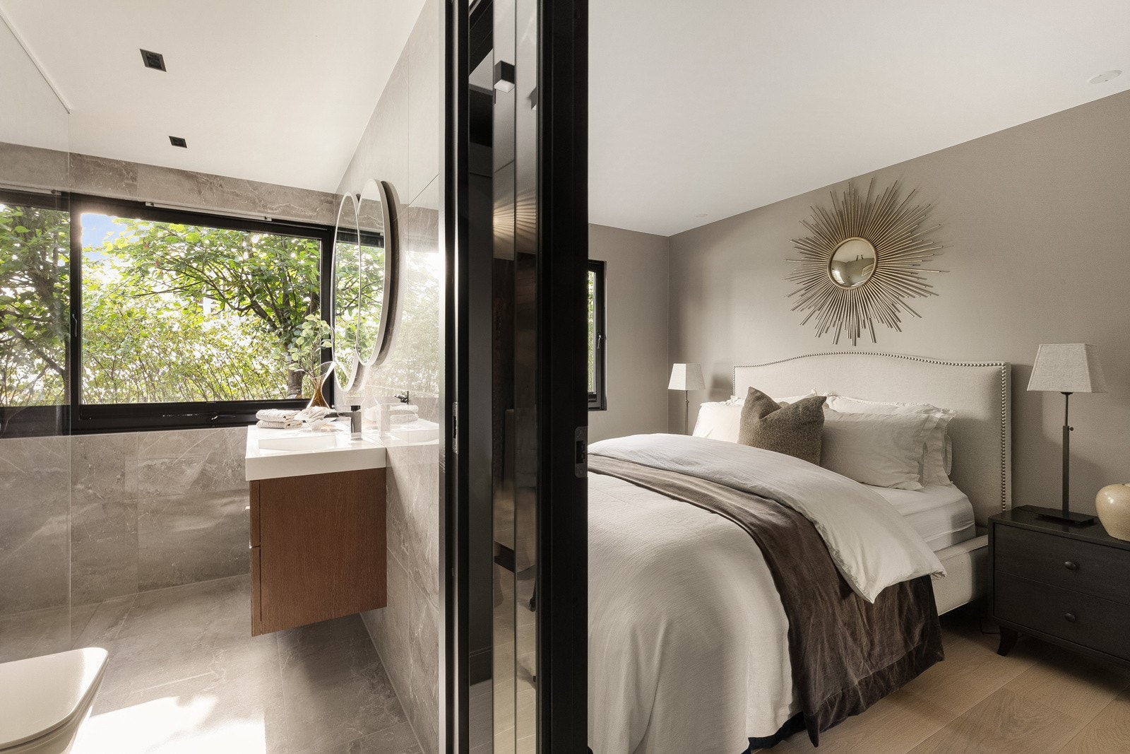 Begge badene fremstår som luksuriøse med store marmorfliser, gulvvarme og vegghengte toaletter. Galleribilde