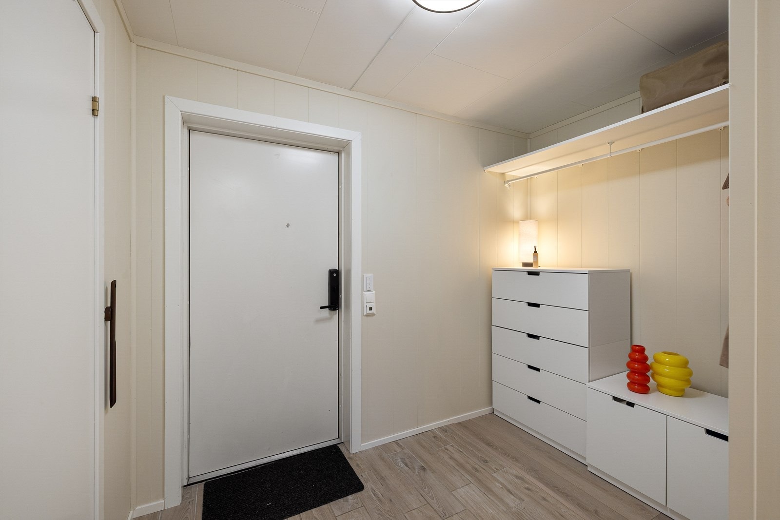 På gulvet er det lagt laminat og panelveggene er malt i lyse, nøytrale farger. Kodelås på ytterdøren. Galleribilde