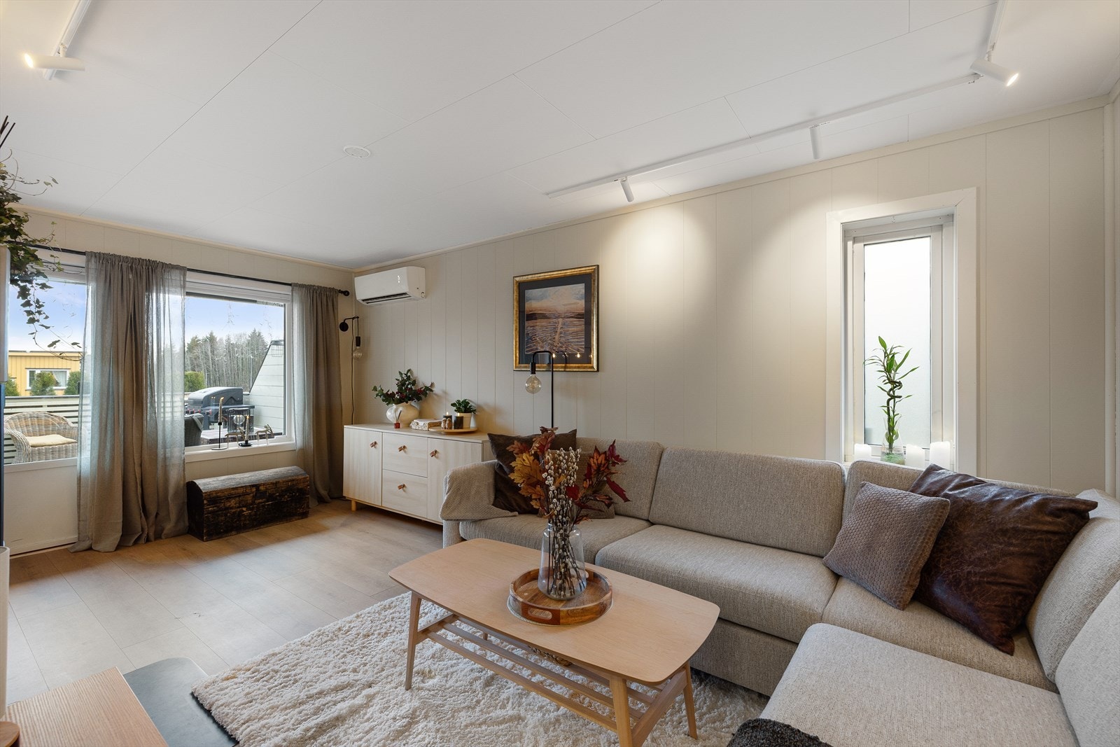 Her er det plass til sofa og spisebordet finner sin naturlige plassering ved kjøkkenet. Galleribilde