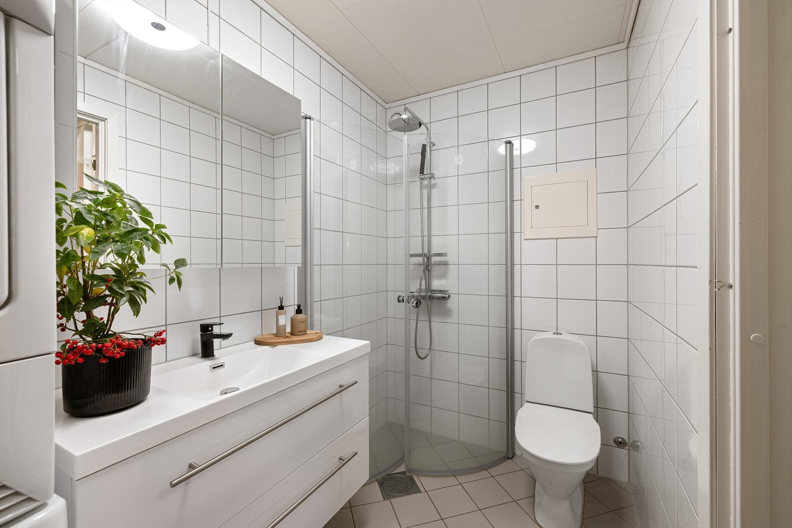 Badet har adkomst fra gangen og ligger praktisk til ved soverommet. Galleribilde