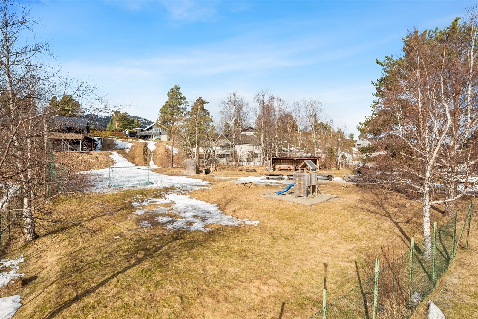 Beliggenheten er barnevennlig og attraktiv, og det er lekeplasser i nærområdet. Galleribilde