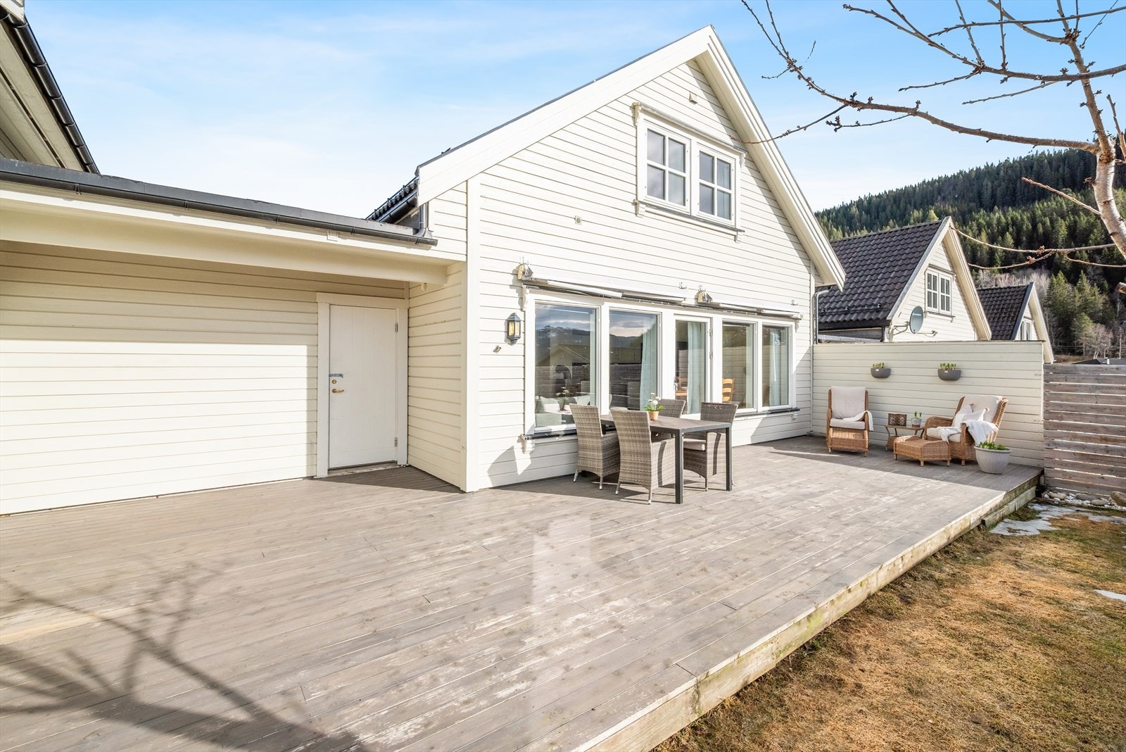 Markterrassen har adkomst fra både stue og carporten. Galleribilde