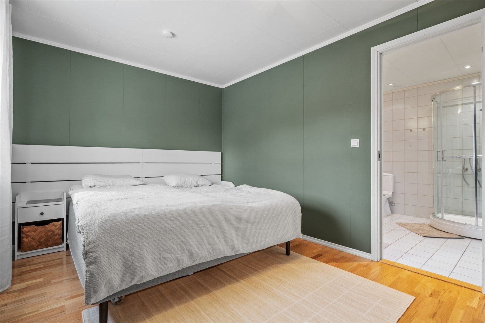 Hovedsoverommet ligger i 1. etasje, og er på hele 13 kvm. Rommet har direkte adkomst til det boligens største bad. Galleribilde