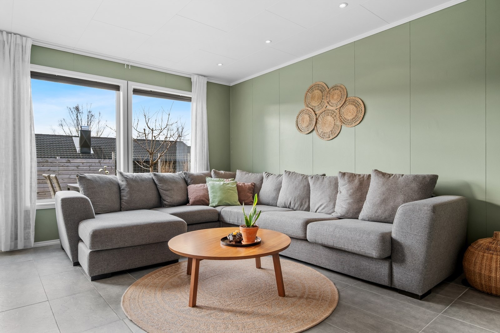 I senere tid er flere rom malt opp i tidsmessige fargetoner. Galleribilde