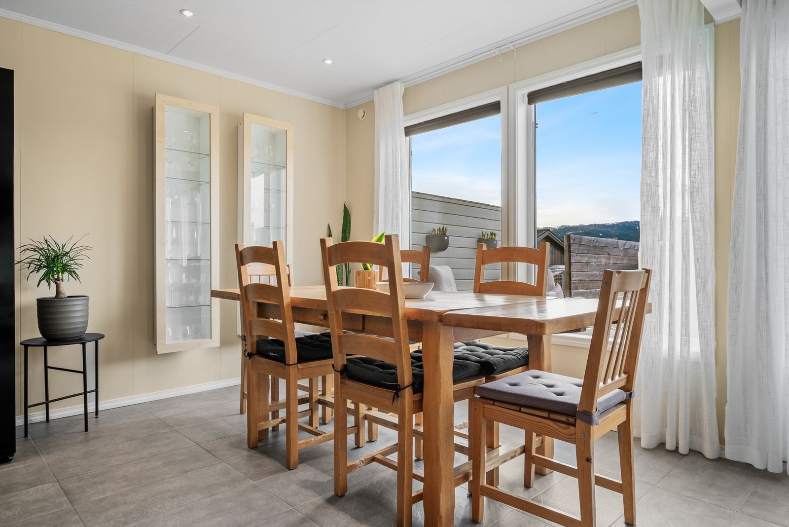 Ved kjøkkenet finner du den naturlige plasseringen av spisegruppen, der familien kan samles til hyggelige måltider. Galleribilde