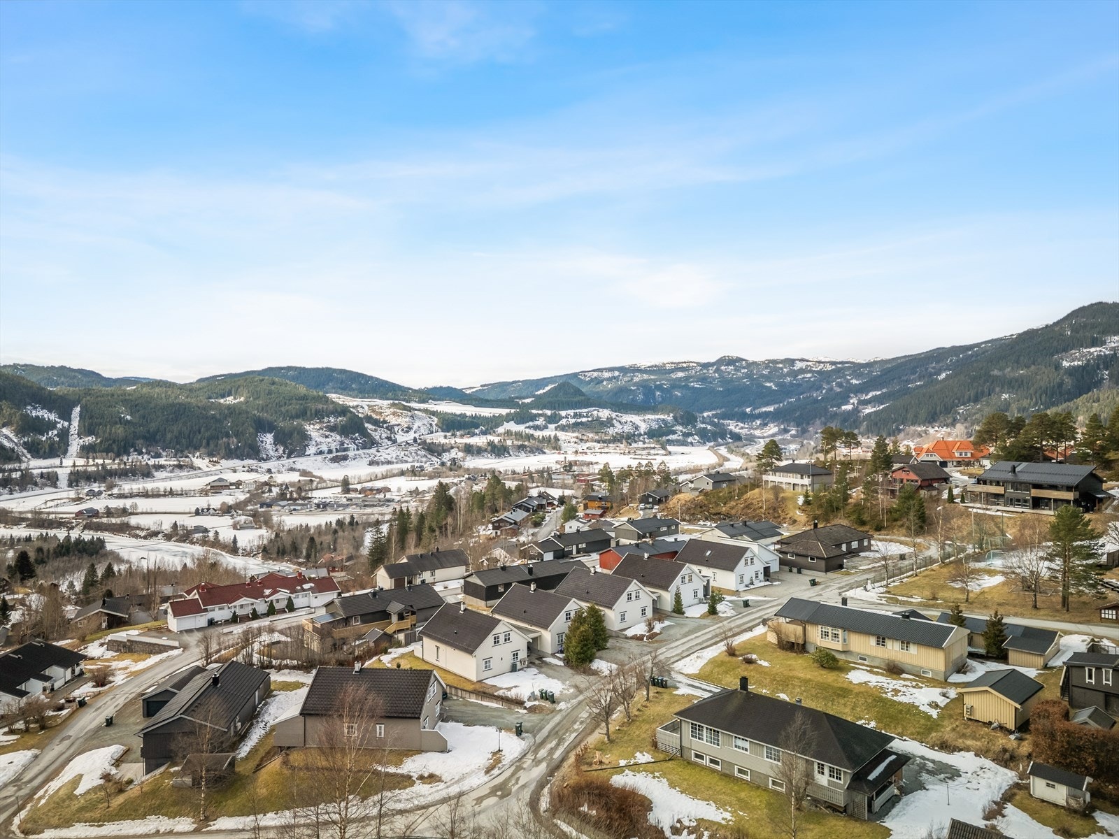 Boligen ligger høyt i terrenget, med storslått utsikt over Støren og skogkledde åser. Bebyggelsen i nærområdet består av småhus og eneboliger. Galleribilde